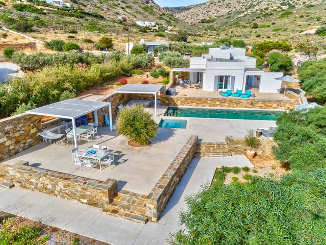 Villa w Pool & Jacuzzi. Direct Access to the Beach gallery image 2