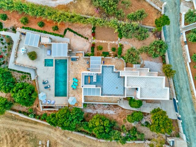 Villa w Pool & Jacuzzi. Direct Access to the Beach gallery image 4