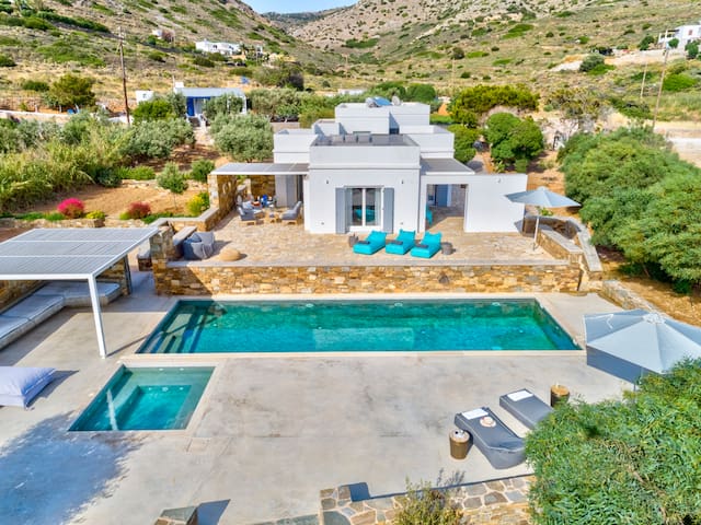 Villa w Pool & Jacuzzi. Direct Access to the Beach