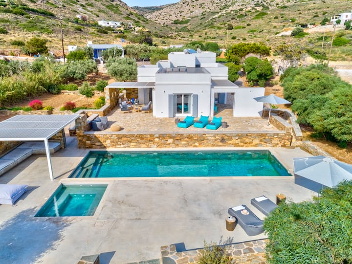 Villa w Pool & Hot Tub. Direct Access to the Beach