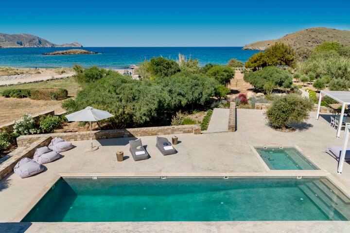 Villa w Pool & Jacuzzi. Direct Access to the Beach gallery image 5