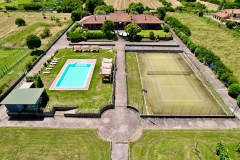Villa in the countryside with swimming pool, tennis and soccer