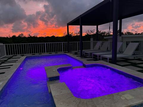 2 BR Rooftop Pool  with View Free Airport P/U