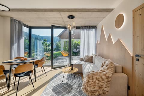 JAVOR - Cozy Apartment with View, Terrace, Parking