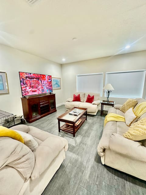Top performing Airbnb: Rare 2,500-Sq-Ft Channelside Home | Sleeps 13 in Channel District