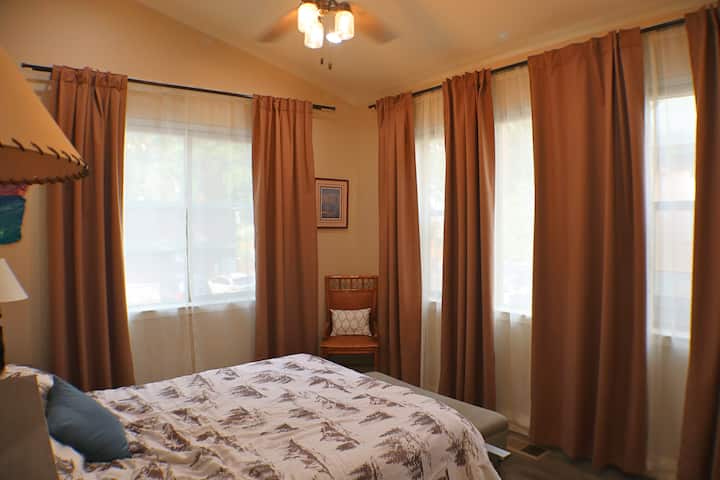 El dormitorio del segundo piso cuenta con una cama tamaño queen, mesas de noche con iluminación, un clóset completo y una cómoda. La habitación también tiene persianas, así como cortinas transparentes y opacas, y un ventilador de techo.
