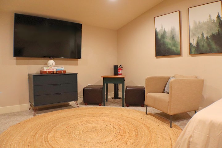 3er piso | La recámara 3 es un loft con una cama matrimonial. También tiene (2) camas individuales dispuestas como un sofá. Hay una TV de 65 pulgadas, juegos de mesa, mesa de damas y una cómoda para guardar la ropa. También hay una barra para colgar ropa y dos ventiladores de piso.