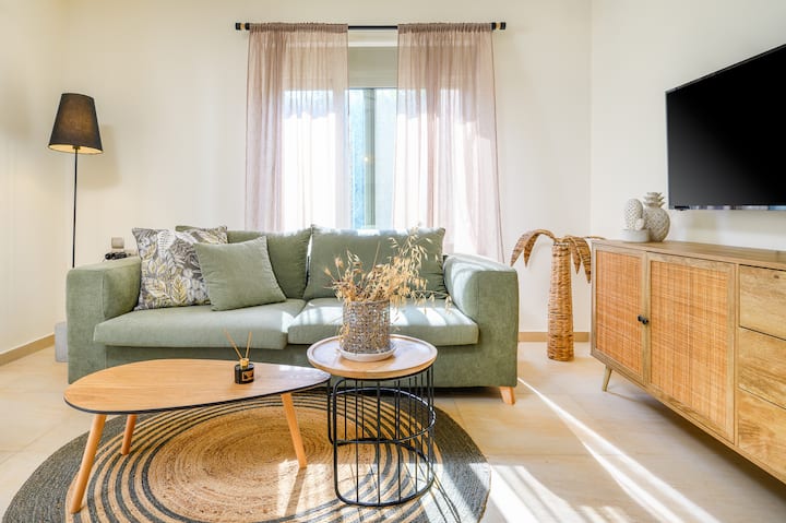 Მისაღები ოთახი LCD სმარტ-ტელევიზორით 