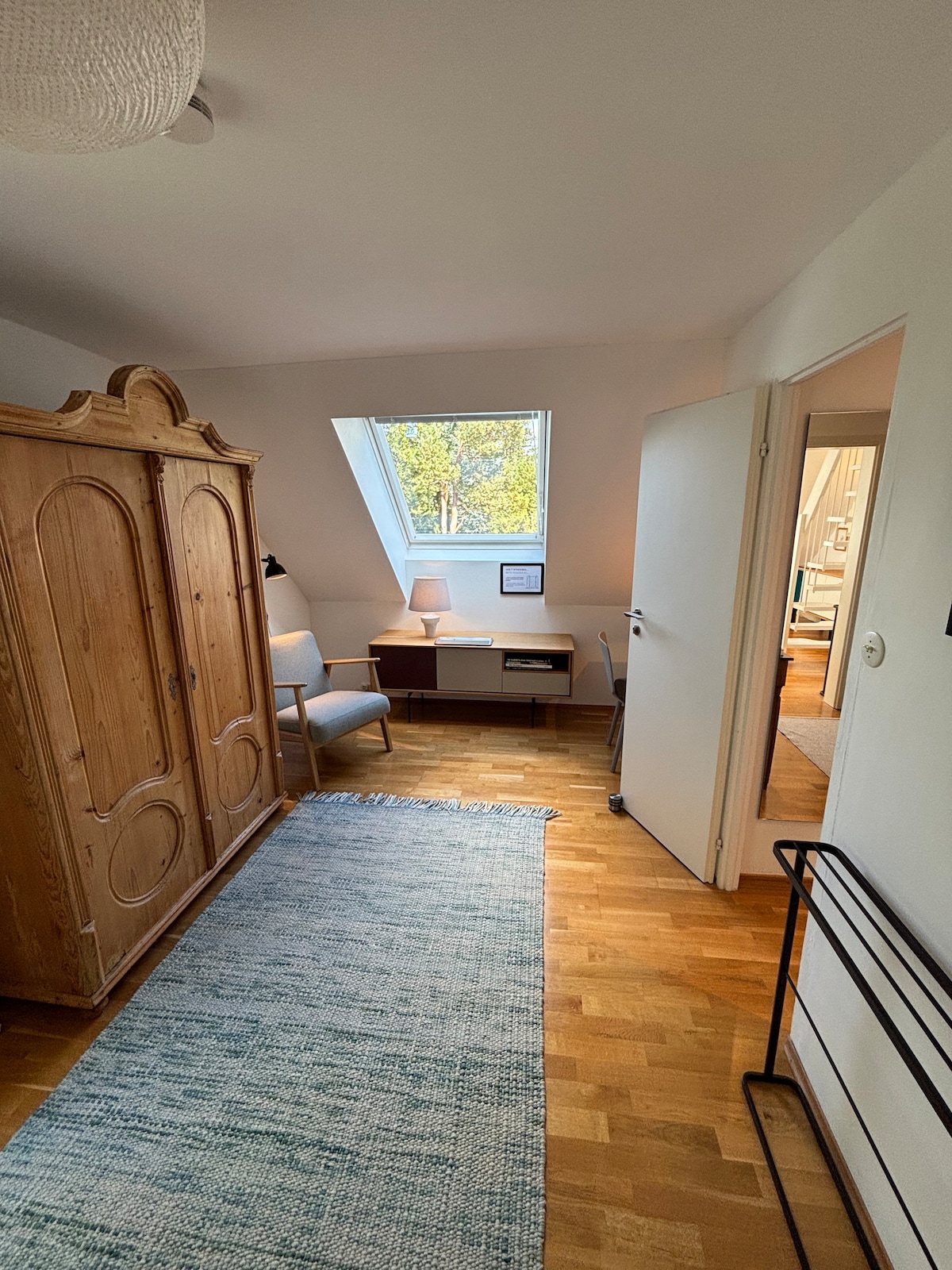 Sunny room with balcony overlooking the green area