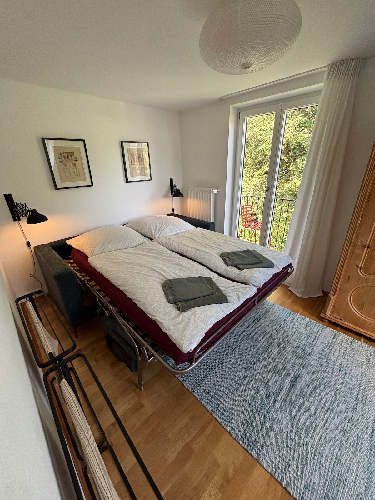 Sunny room with balcony overlooking the green area