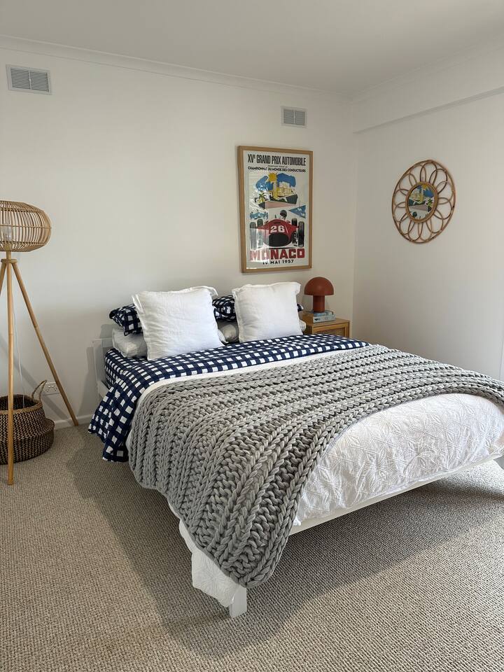 Დატკბით ჩვენი საძინებლის კომფორტით, რომელშიც დედოფლის ზომის საწოლია. Ეს ლამაზი და მყუდრო დასვენება იდეალური საკურთხეველია თავგადასავლების შემდეგ განტვირთვისთვის და გთავაზობთ მიმზიდველ საცხოვრებელს, რომელიც იდეალურია დასვენებისთვის ან წიგნის წასაკითხად. 