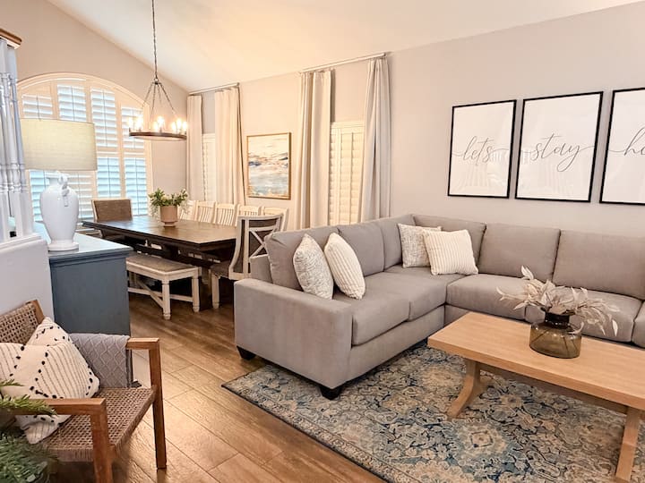 Sebule na chumba cha kulia chakula chenye nafasi kubwa kinachofaa kwa mikusanyiko ya familia na burudani. 