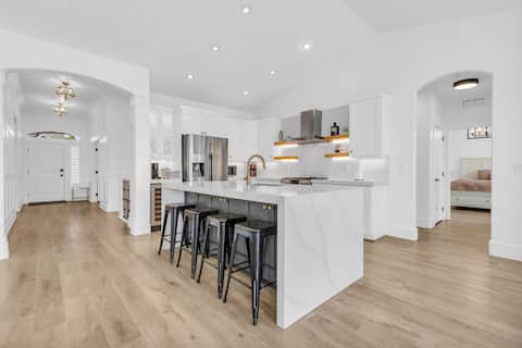 Luxury home w/heated pool & spa, 15 min from mtns!