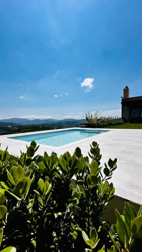 Samiro Villa: Heated pool-hot tub & hilltop views