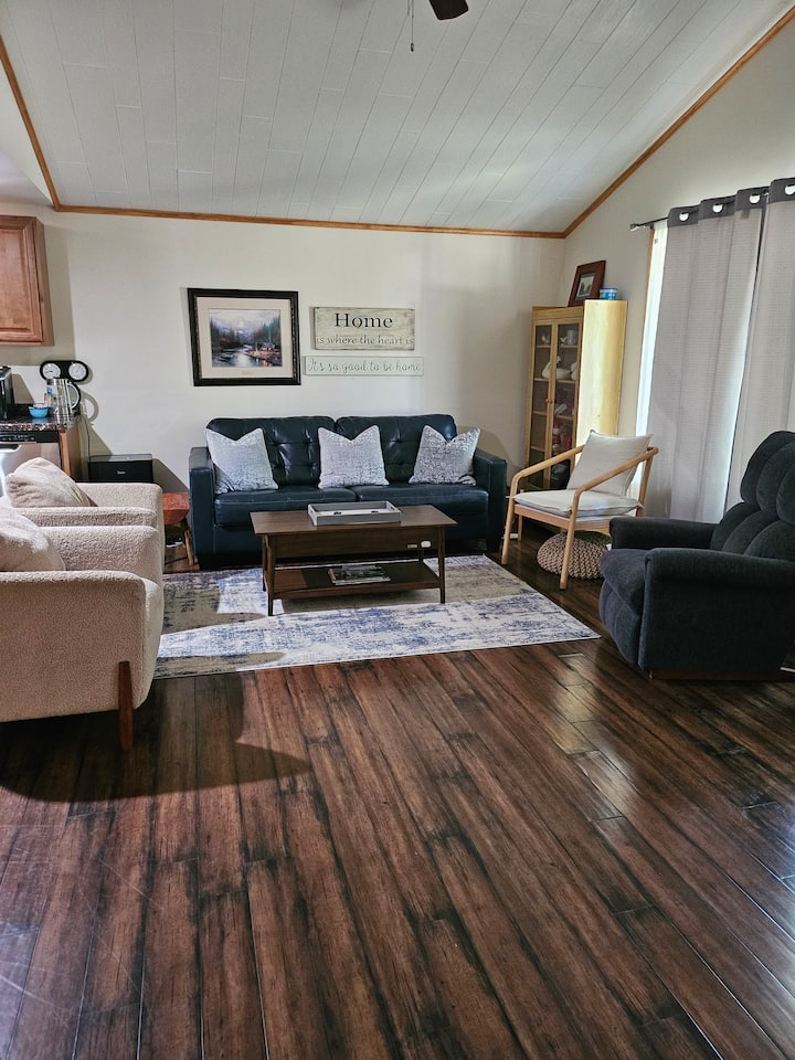 Cozy Cottage Near Lake - Houghton Lake, MI