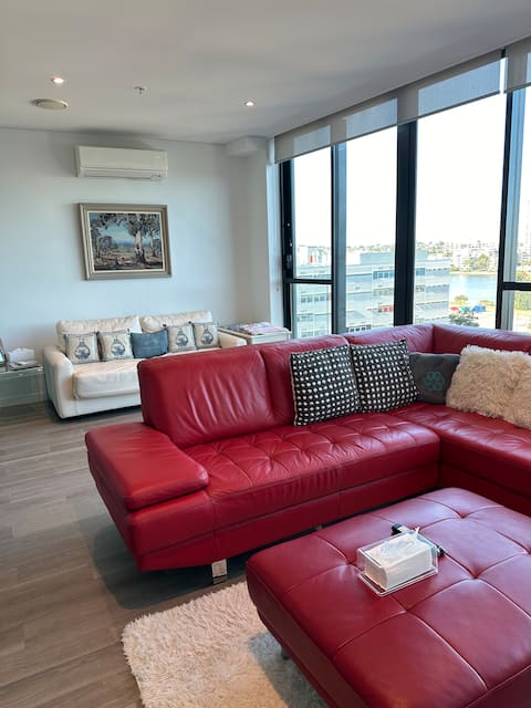 Top performing Airbnb: Cozy 1bedroom -Water view & City Skyline, parking in Wentworth Point