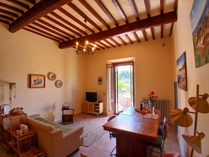 Si presenta il soggiorno, con la zona pranzo a destra e l'area living/tv con divano  letto a sinistra. Locale molto luminoso di giorno, e con luci che creano particolare atmosfera di sera. Ambiente molto tranquillo e rilassante.