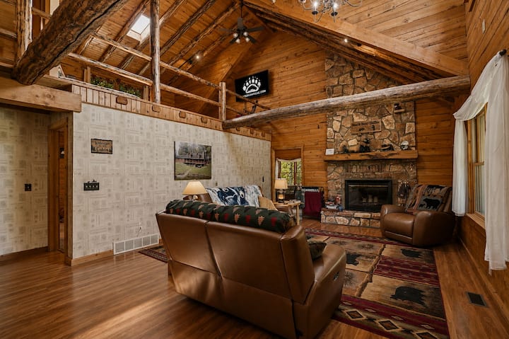 Comfy, Family Cabin, Hot Tub, Group & Quiet Spaces - Cambridge, OH