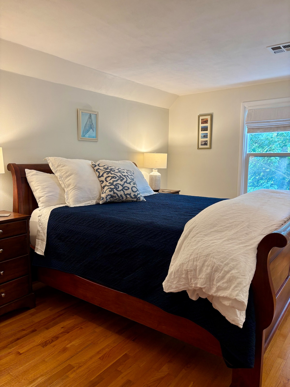 ห้องนอนขนาดคิงไซส์ที่หรูหราและกว้างขวางสามารถรับแสงและอากาศได้ หรือจะดึงม่านสไตล์โรมันเข้ามาเพื่อให้ห้องมืดลงเพื่อการนอนหลับ หรือเพียงแค่นั่งบนเก้าอี้สลิปเปอร์และดูใบไม้ในฤดูร้อนสร้างลวดลายบนเพดาน อาาาา