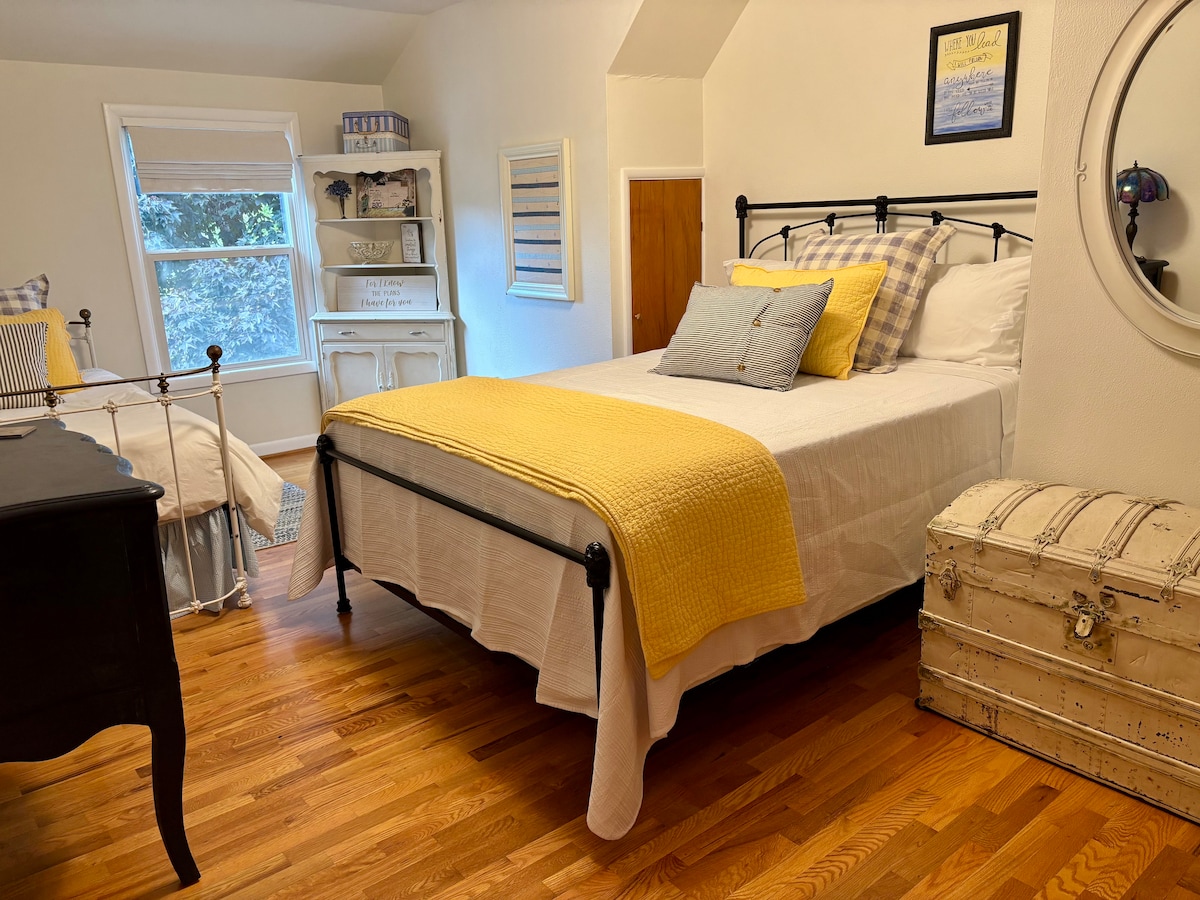 ห้องวิมซี่ชั้นบนที่สว่างและสดใสมีเตียงควีนไซส์และเตียงแฝดที่สะดวกสบายพร้อมเตียงแฝดอีกเตียงที่ซ่อนอยู่ในเตียงเลื่อนที่มีผ้าปูที่นอนคุณภาพดี นอนได้สี่คนอย่างสบาย วิวสวนสวยงาม มีตู้เสื้อผ้ามากมายและพื้นที่ว่างสำหรับวางของ 