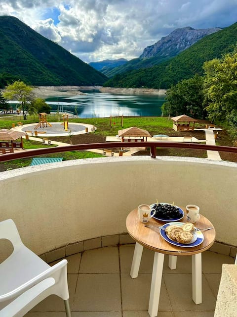 Apartment Lake story