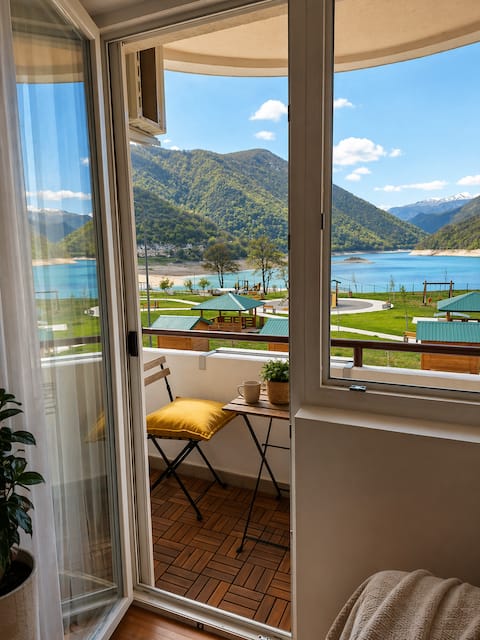 Apartment Lake story