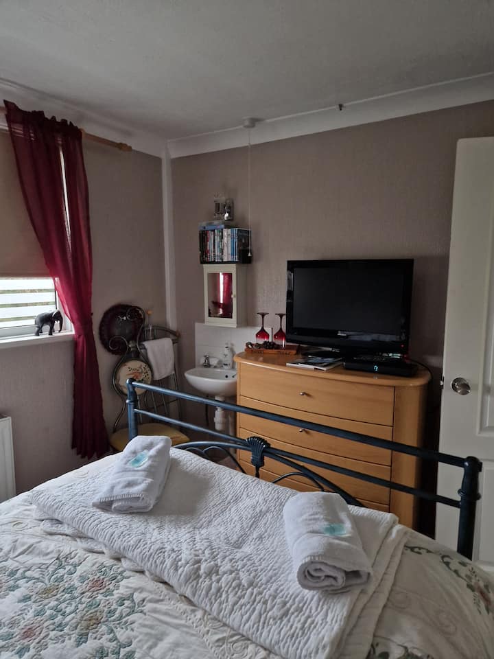 Rooms Available In Our Dog Friendly Bungalow - Tintagel