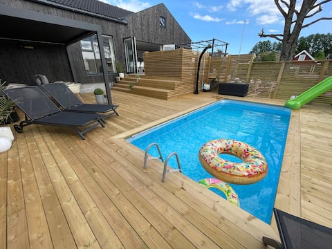 Modern child-friendly house near beach and city center