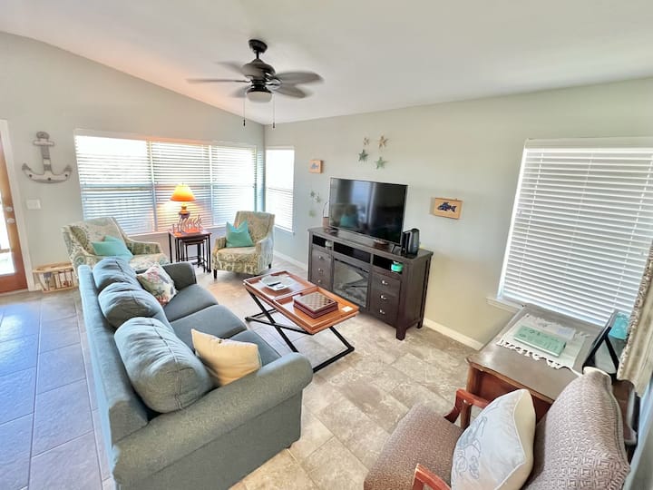 Cozy 2-bed Condo, Walk To Beach & Dining - Cedar Key, FL