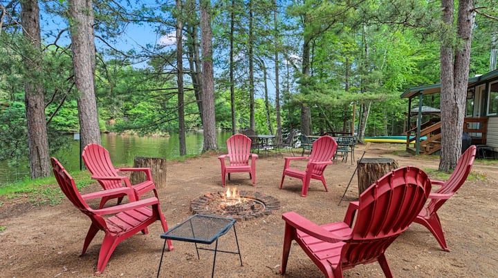Knotty Pine Cottage & Bunkhouse On The Chain - Eagle River, WI