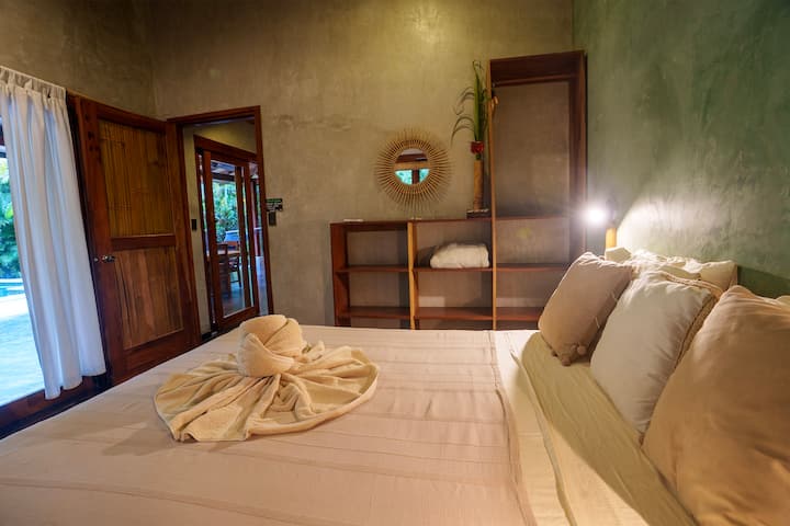 غرفة في الطابق الأرضي بسرير بحجم كوين ومكيف هواء ومروحة سقف