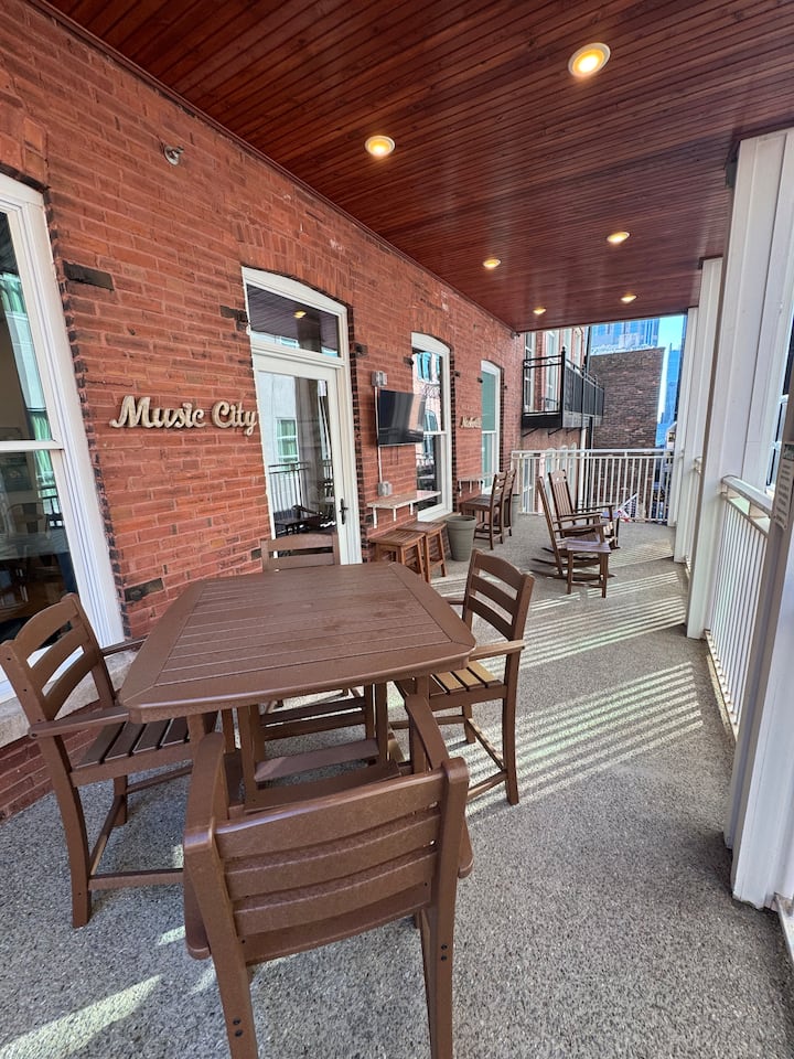 Majestic Lofts #502- BALCONY over Printers Alley - Apartments for