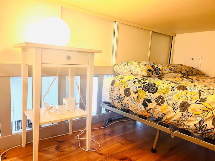 منطقة النوم. 
أريكة BZ (140 × 190 سم) + تلفزيون تي إن تي.
يتوفر منفذ متعدد ومنفذ يو إس بي على الطاولة الجانبية للسرير.
ارتفاع السقف 107 سم. 
لديك أيضًا منطقة لتخزين أمتعتك أثناء إقامتك.