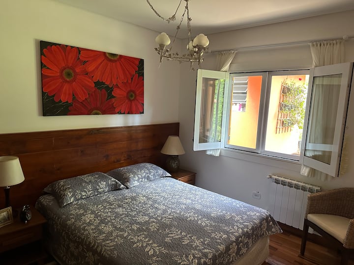 2. suite - stueetagen - med queensize-dobbeltseng og udsigt over træterrassen.
