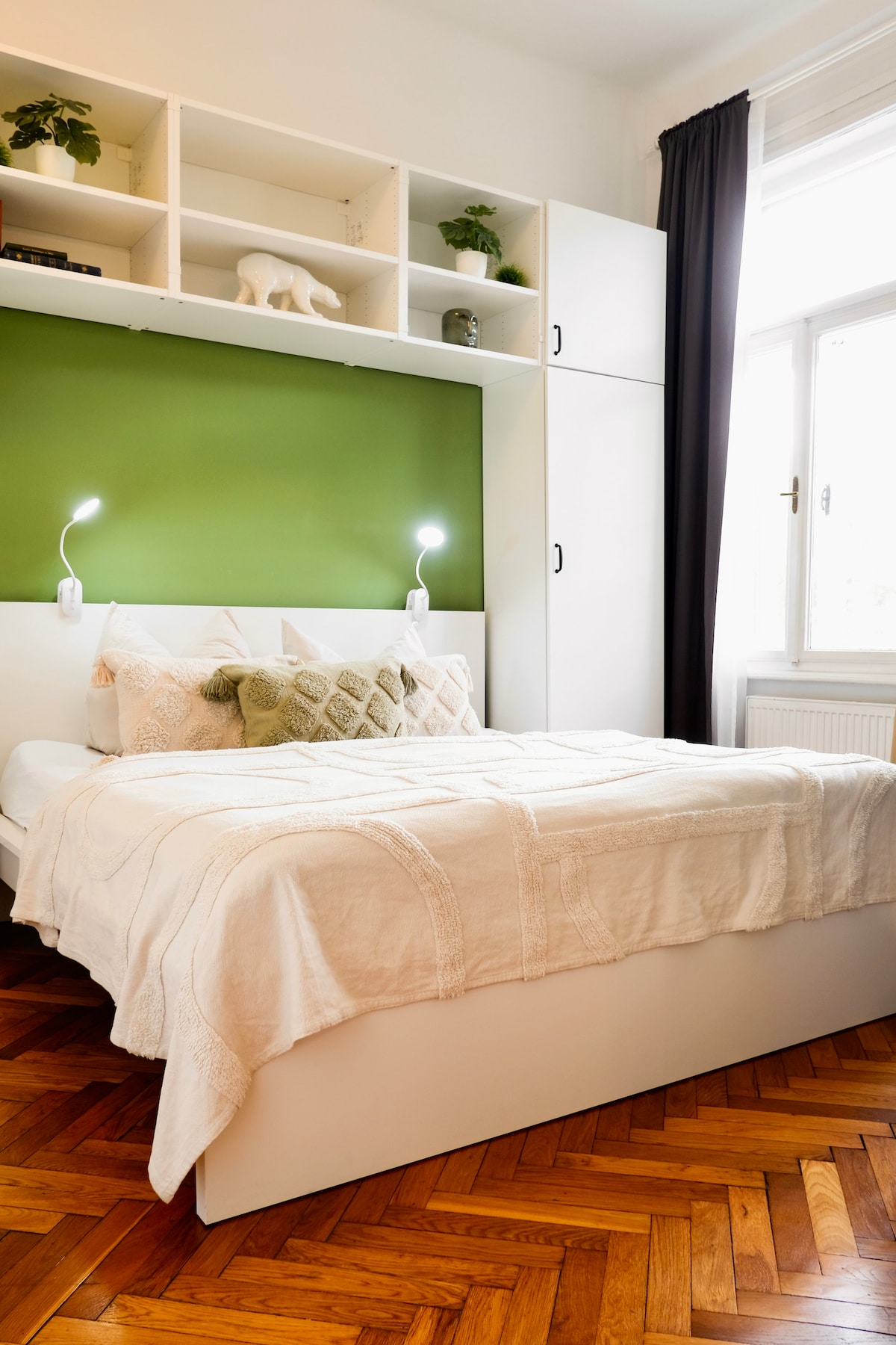 Posteľ Kingzise (180 - 200) so šatníkom 