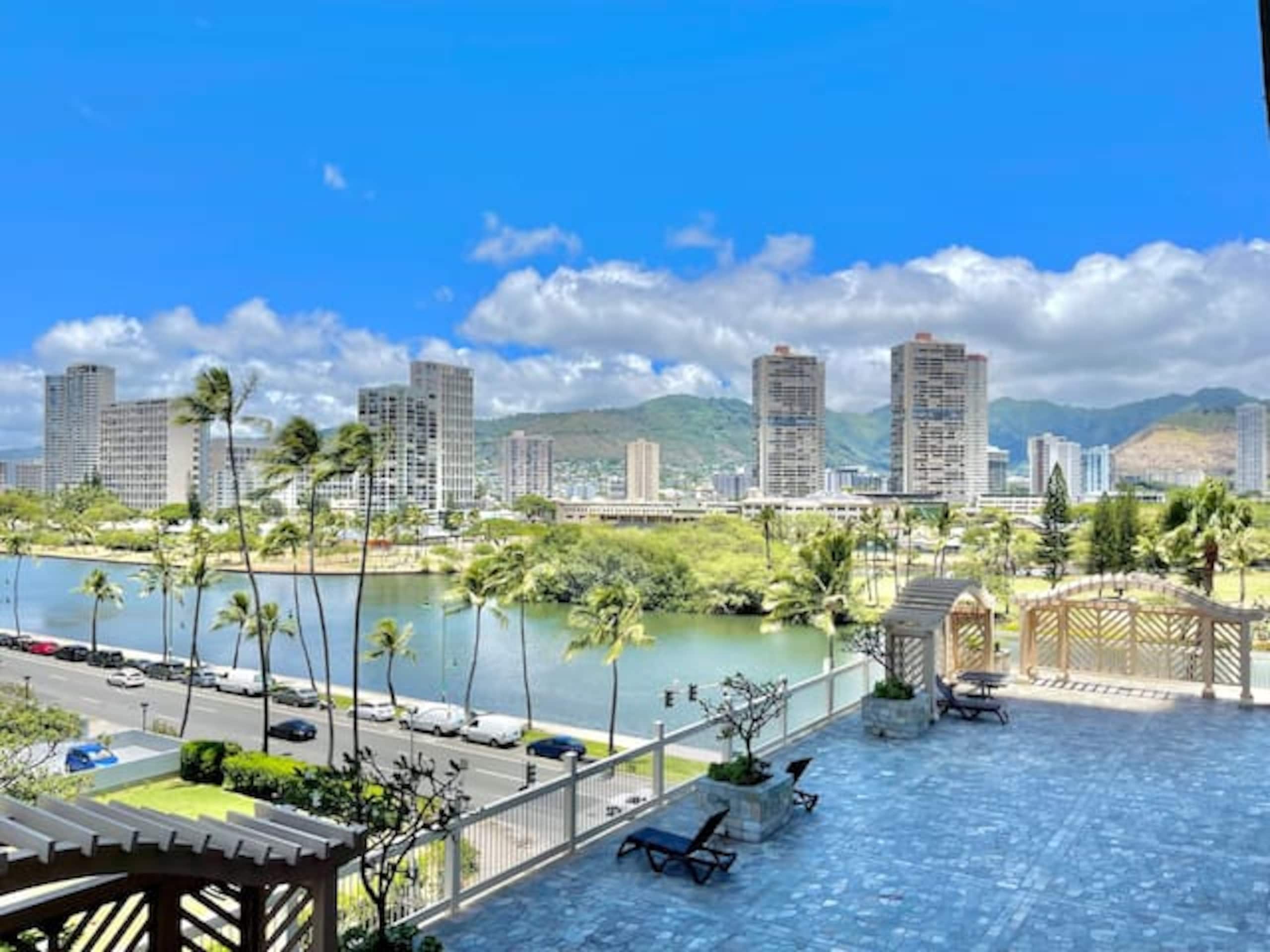 5 min Walk to Waikiki Beach - Stylish Studio! - Image 8
