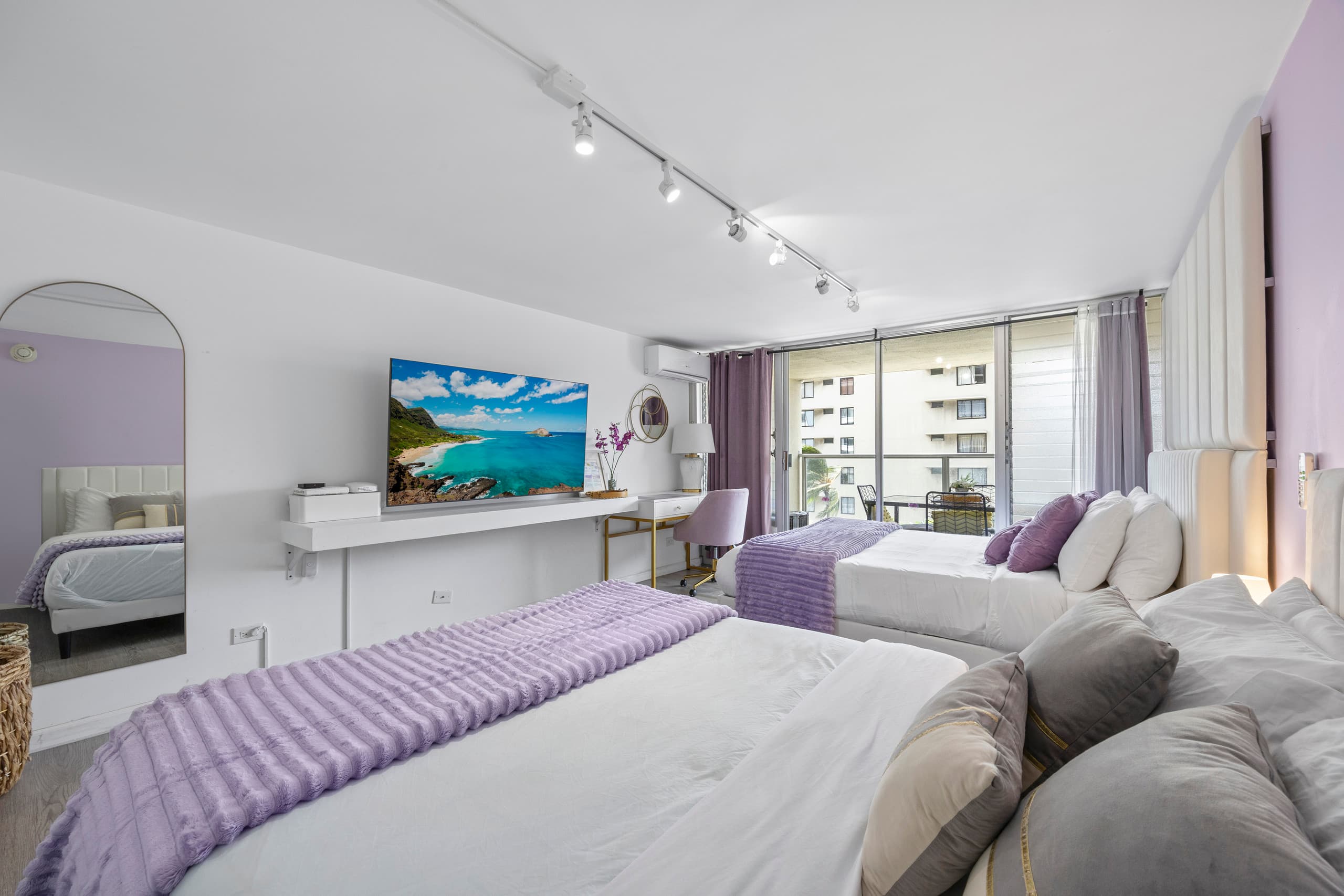 5 min Walk to Waikiki Beach - Stylish Studio! - Image 4