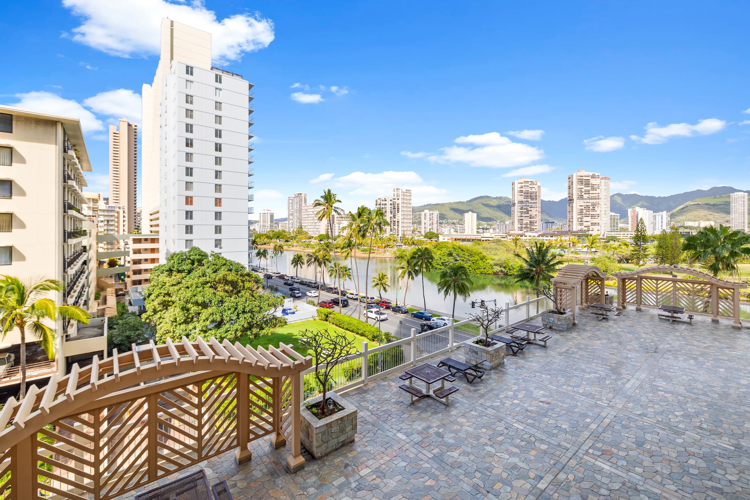 5 min Walk to Waikiki Beach - Stylish Studio! - Image 9
