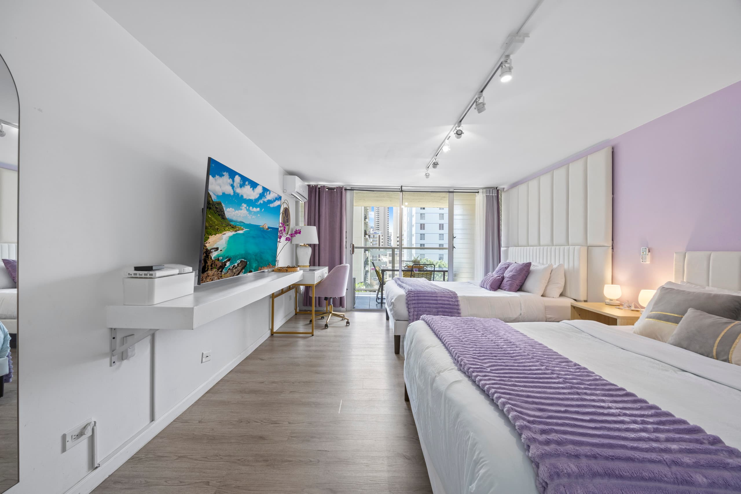 5 min Walk to Waikiki Beach - Stylish Studio! - Image 5
