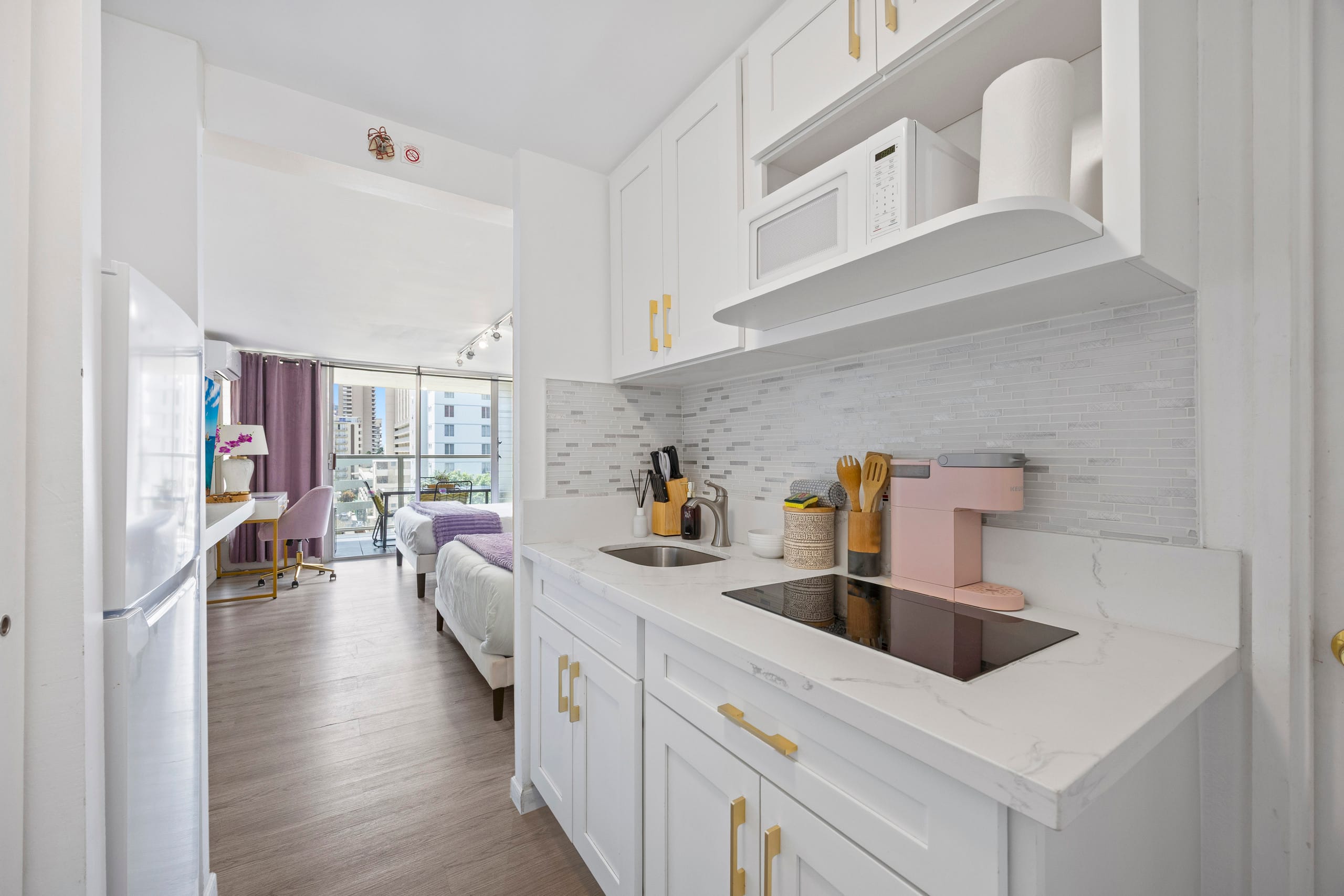 5 min Walk to Waikiki Beach - Stylish Studio! - Image 6