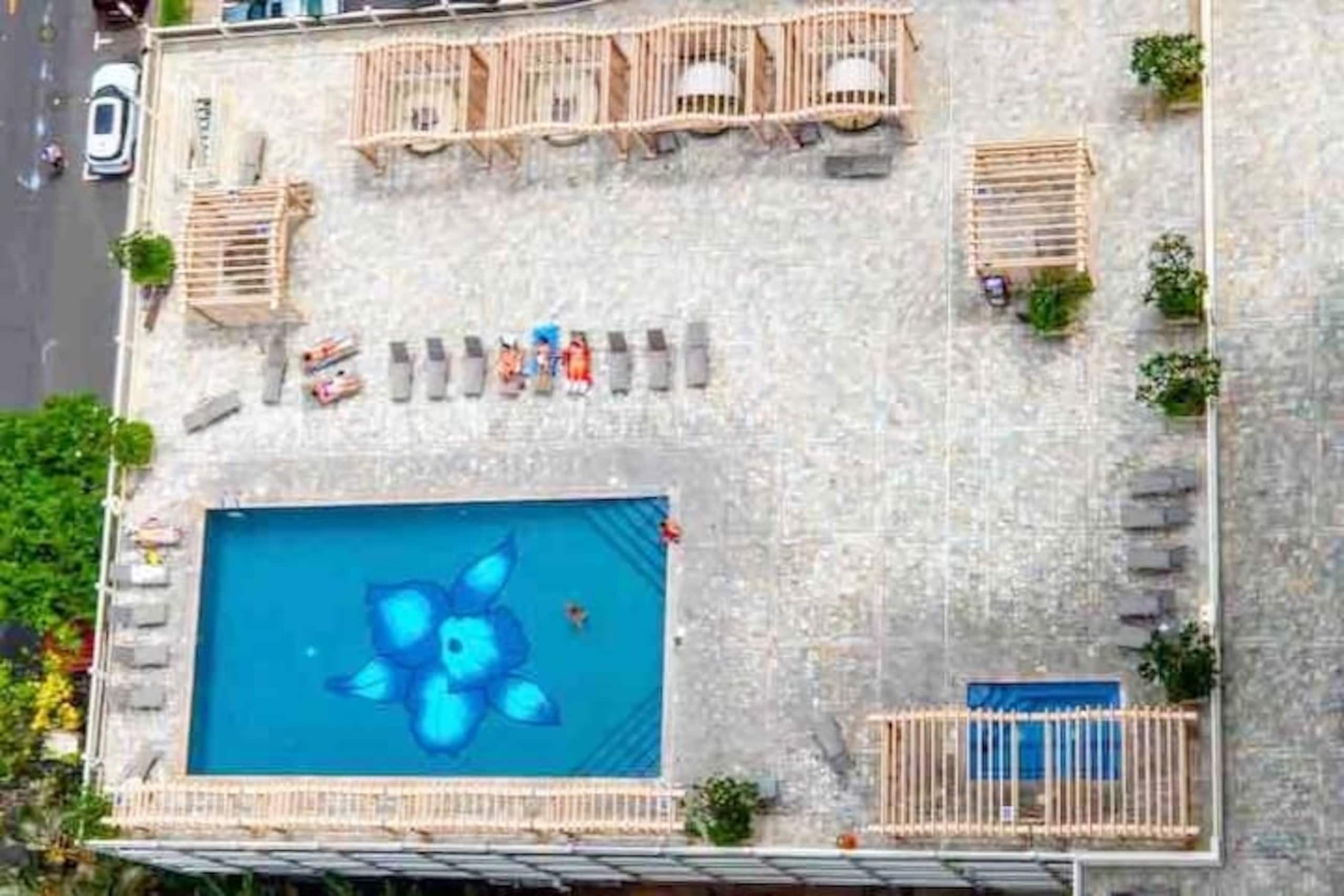 5 min Walk to Waikiki Beach - Stylish Studio! - Image 12