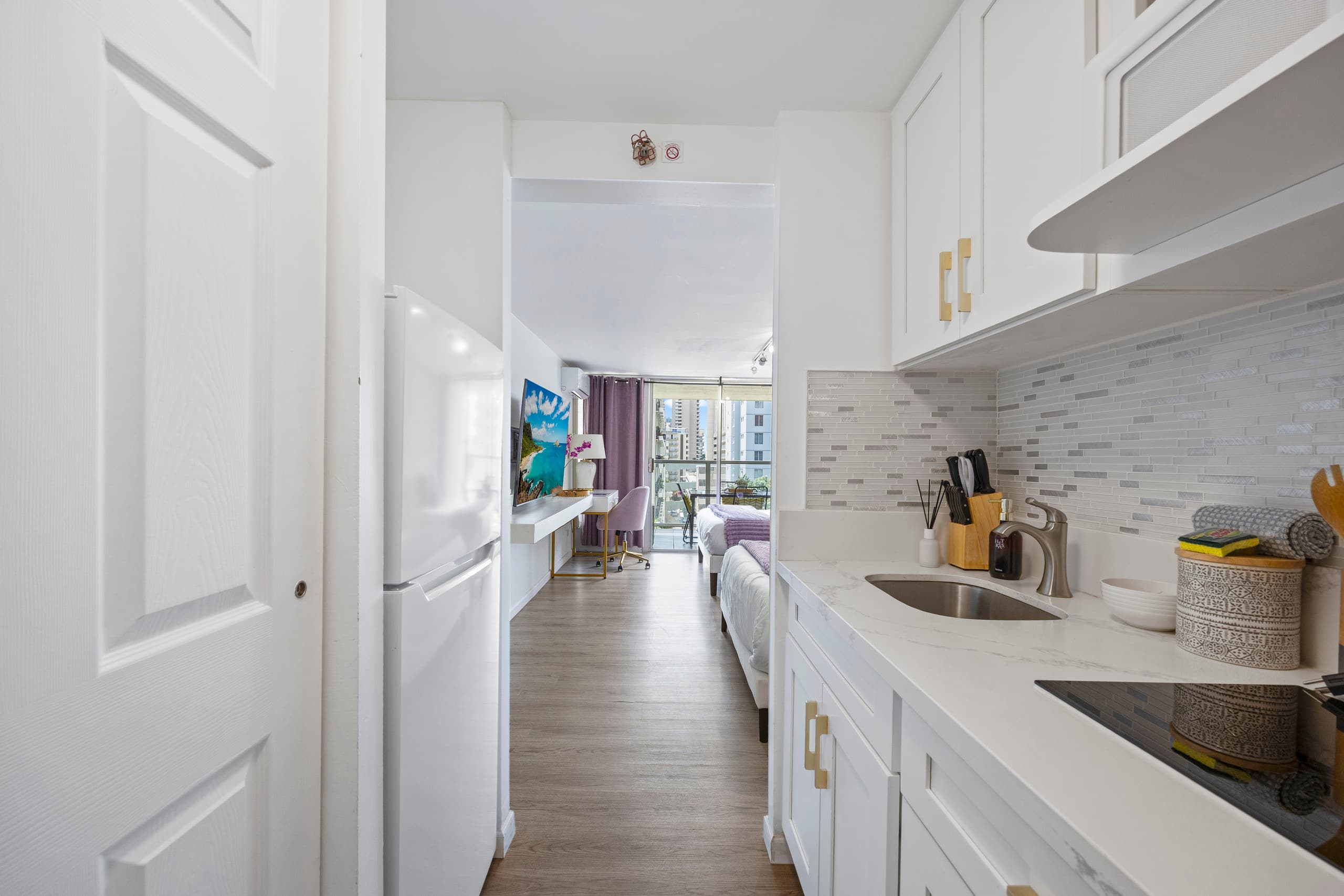 5 min Walk to Waikiki Beach - Stylish Studio! - Image 7