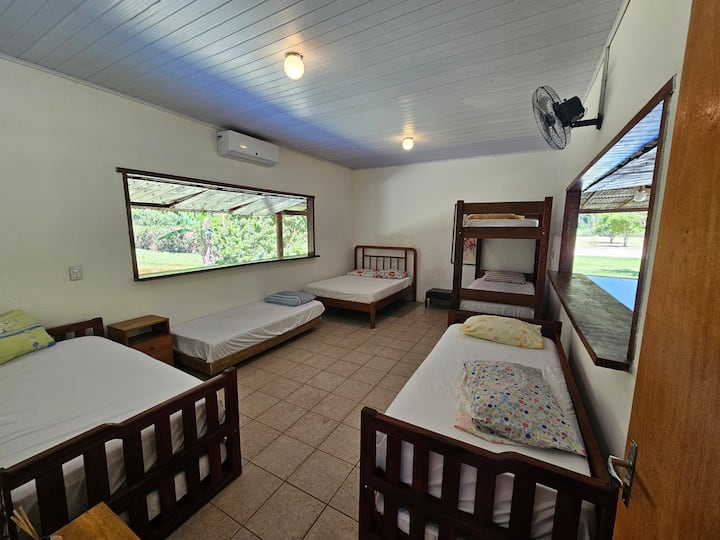 Quarto grande com ar condicionado
Acomoda até 8 pessoas.
* vc pode alterar a disposição das camas