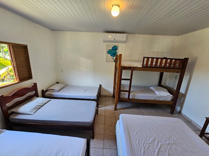 quarto da galera, comporta até 8 pessoas com ar condicionado.
