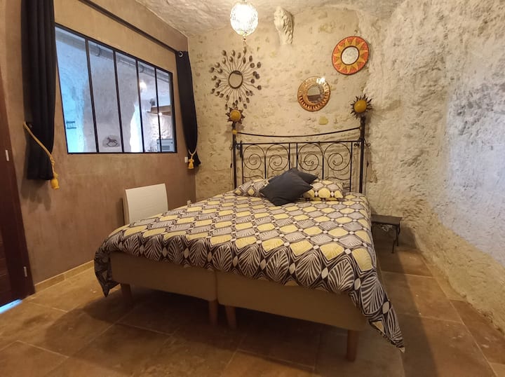 Პირველი სართულის საძინებელი 1 დამოუკიდებელი 
Საწოლი 80 ან 160 ნომერში