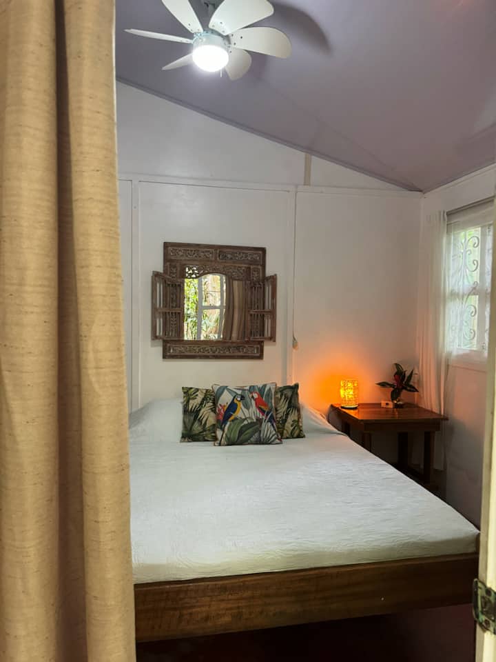 Dhomat tona të gjumit janë projektuar duke pasur parasysh çiftet, duke ofruar ambientin e përsosur romantik për një natë në xhungël. 