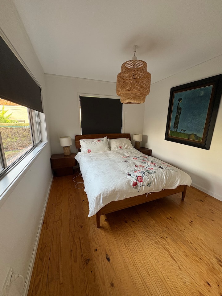 Во спалната соба 1 има брачен кревет (со електрично ќебе) и сопствена новореновирана сопствена бања со туш. Има доволно простор во шкафовите и прекрасно целосно опремено катче за учење. Лизгачките врати се отвораат кон задната тераса и градината.