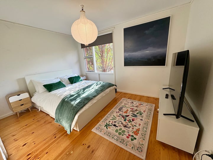 Во втората спална соба има брачен кревет (и електрично ќебе) и голем паметен телевизор. Има доволно шкаф и простор за закачување. Спроти главната новореновирана бања со бања и посебен туш. 