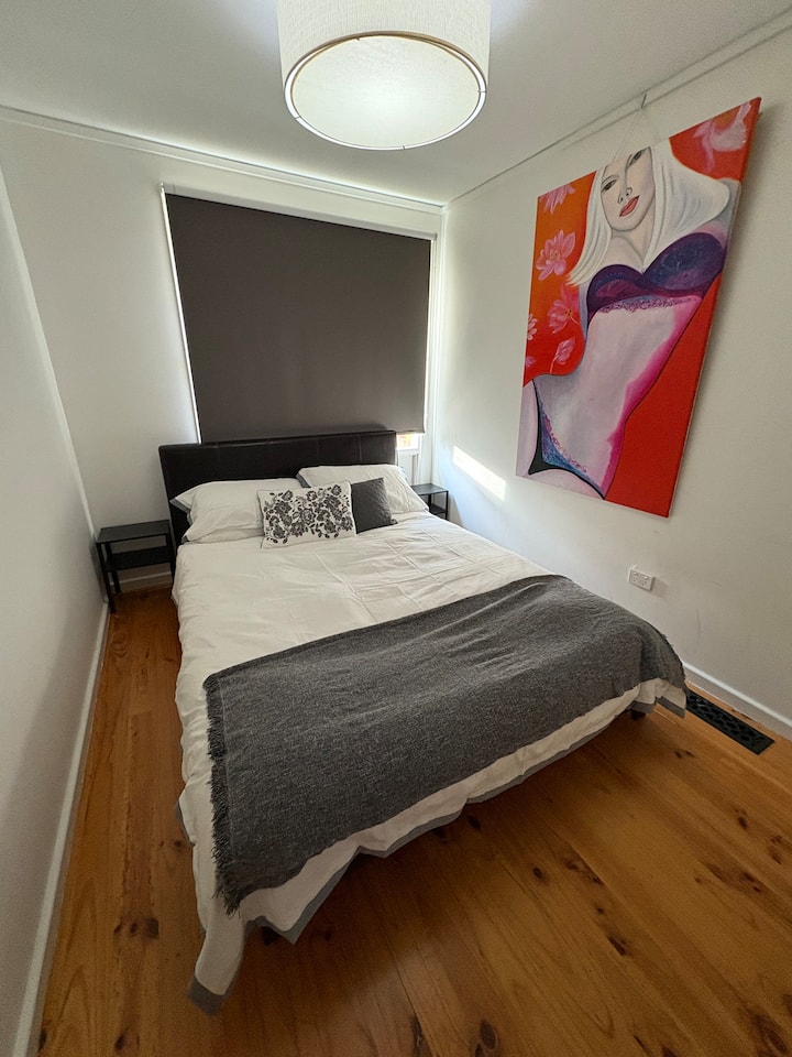 Третата спална соба е помала спална соба со брачен кревет (и електрично ќебе) и простор во шкафот. Се наоѓа веднаш до втората спална соба и спроти неодамна реновираната главна бања со бања и посебен туш. Гледа кон предната градина.