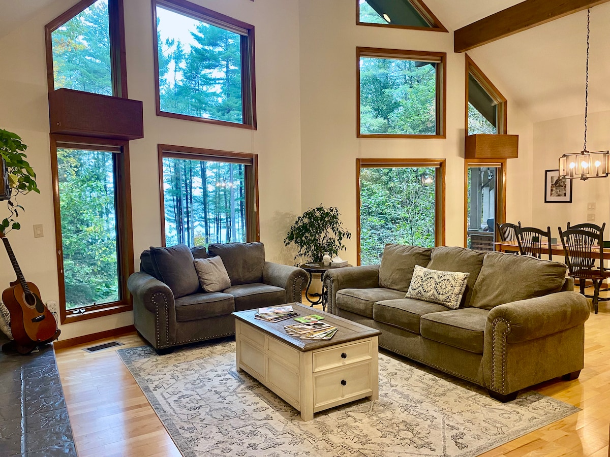 Otvorený a svetlý obytný priestor na hlavnom poschodí s nádherným výhľadom na jazero Laurel a prírodu z každého okna. Pohovka sa dá rozložiť na pohodlnú manželskú posteľ.